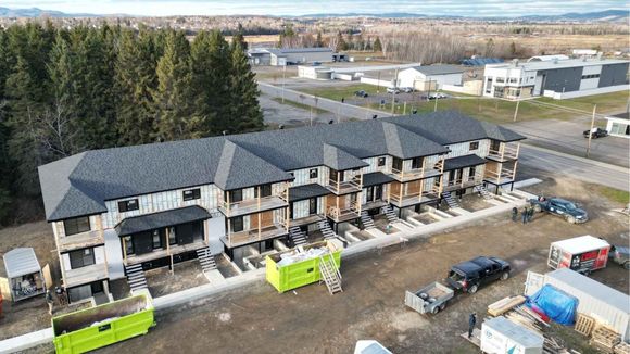 une vue aérienne d'une rangée de bâtiments dans un quartier résidentiel.