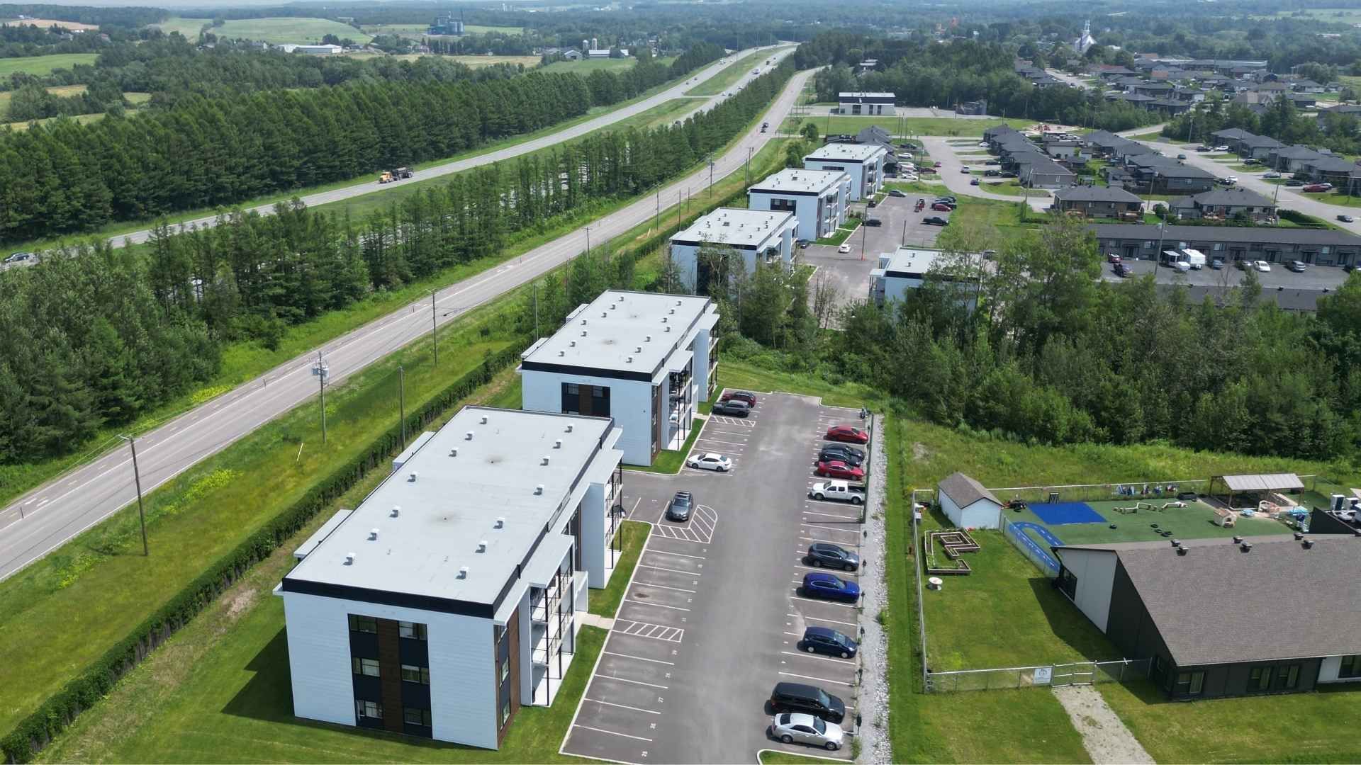 une vue aérienne d'une rangée d'immeubles d'habitations dans un quartier résidentiel.