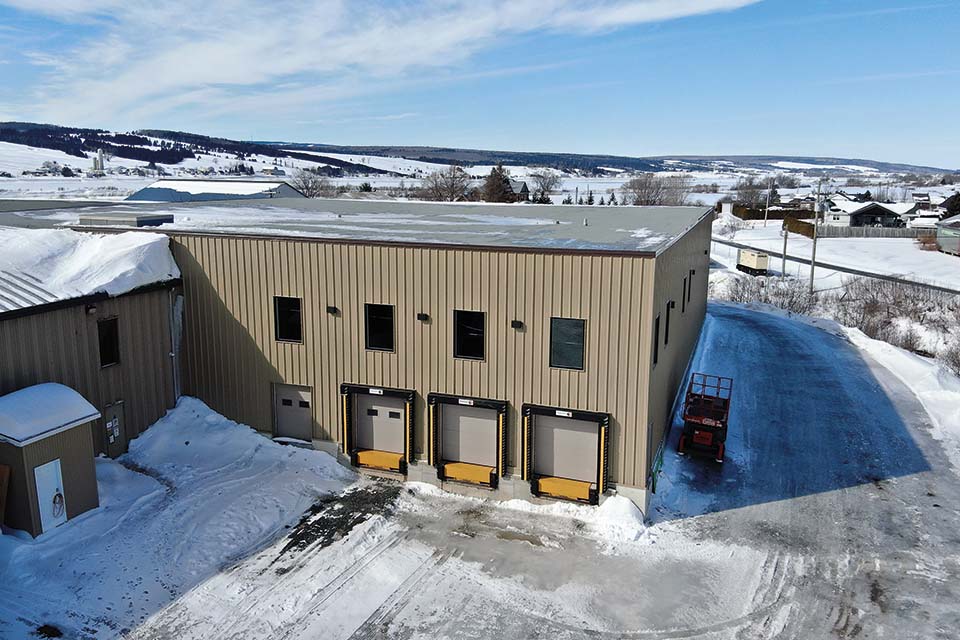 une vue aérienne d'un grand bâtiment couvert de neige.