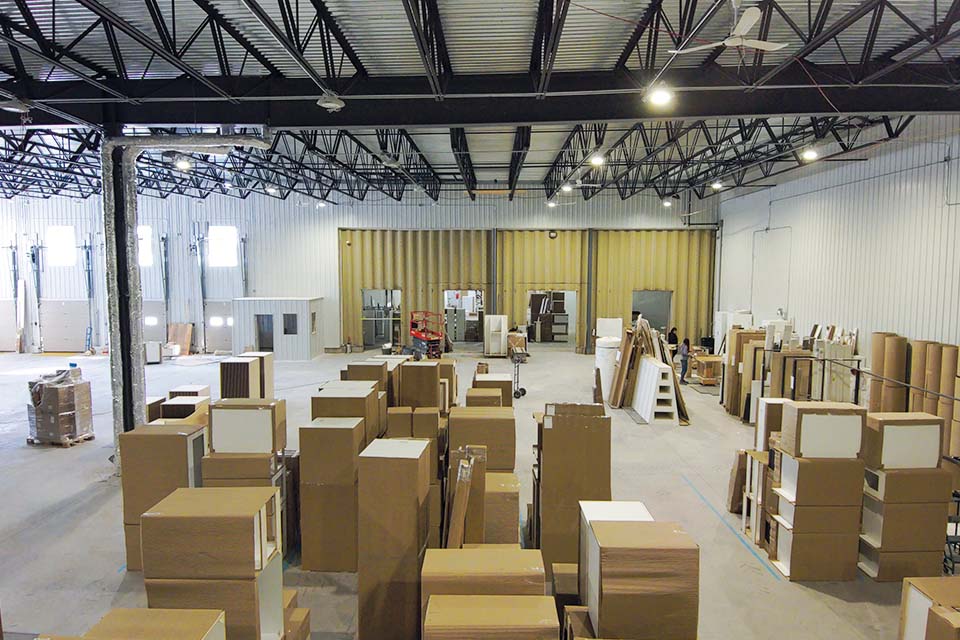 un grand entrepôt rempli de plein de cartons