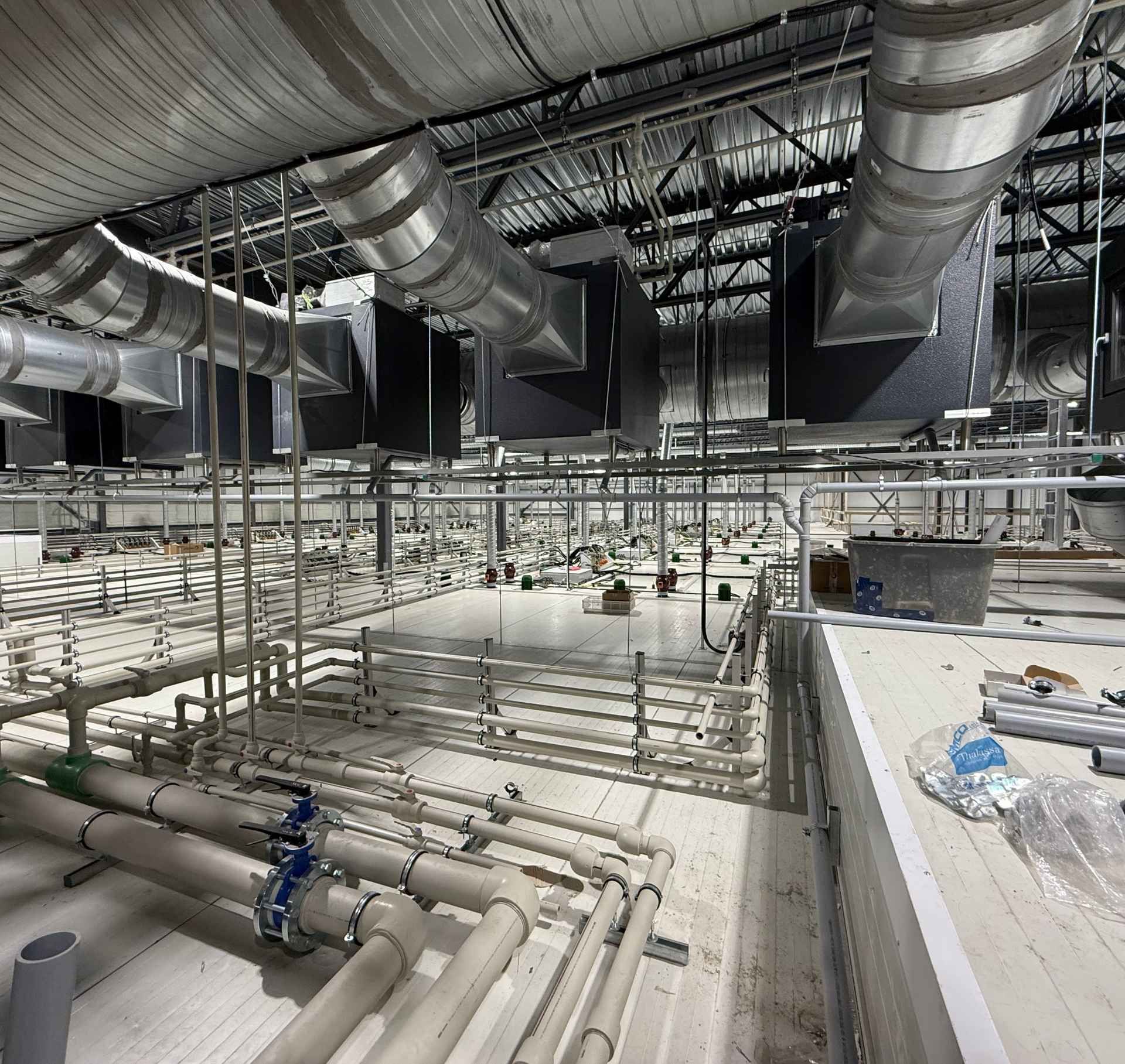 Espace industriel en construction avec système de chauffage, ventilation et tuyauterie.