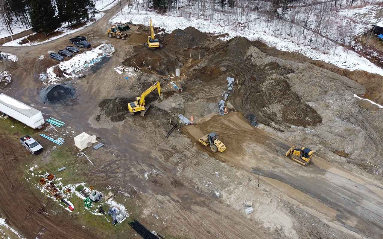 une vue aérienne d'un chantier de construction avec beaucoup de machines.