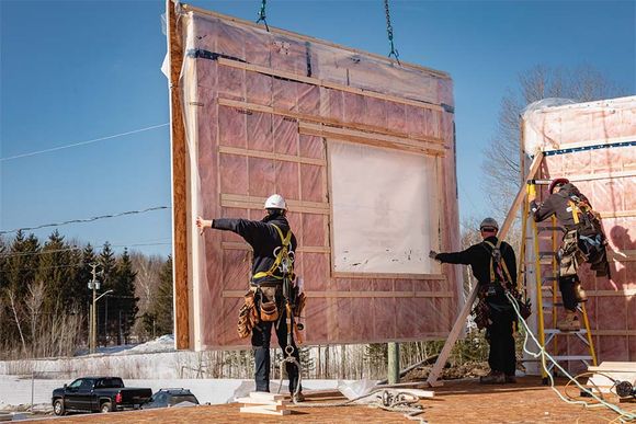 un groupe d'ouvriers du bâtiment travaillent sur un bâtiment.