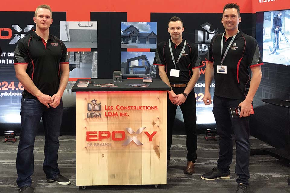 un groupe d'hommes se tient autour d'une table en bois.