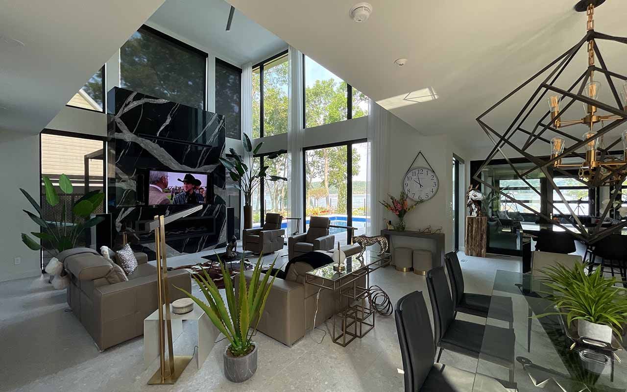 Un salon luxueux avec de nombreux meubles et une horloge au mur.