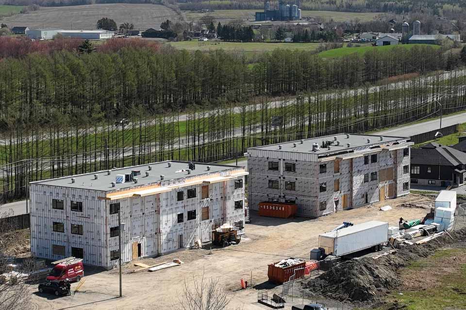 Une vue aérienne de plusieurs bâtiments d'habitation en construction.