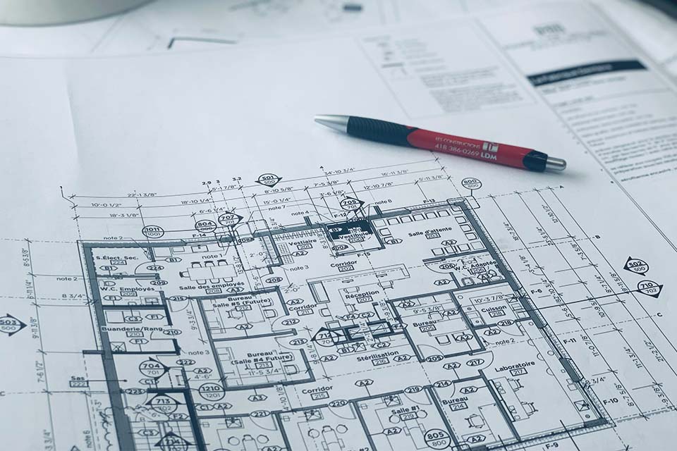 un stylo est posé sur plan d'architecte.