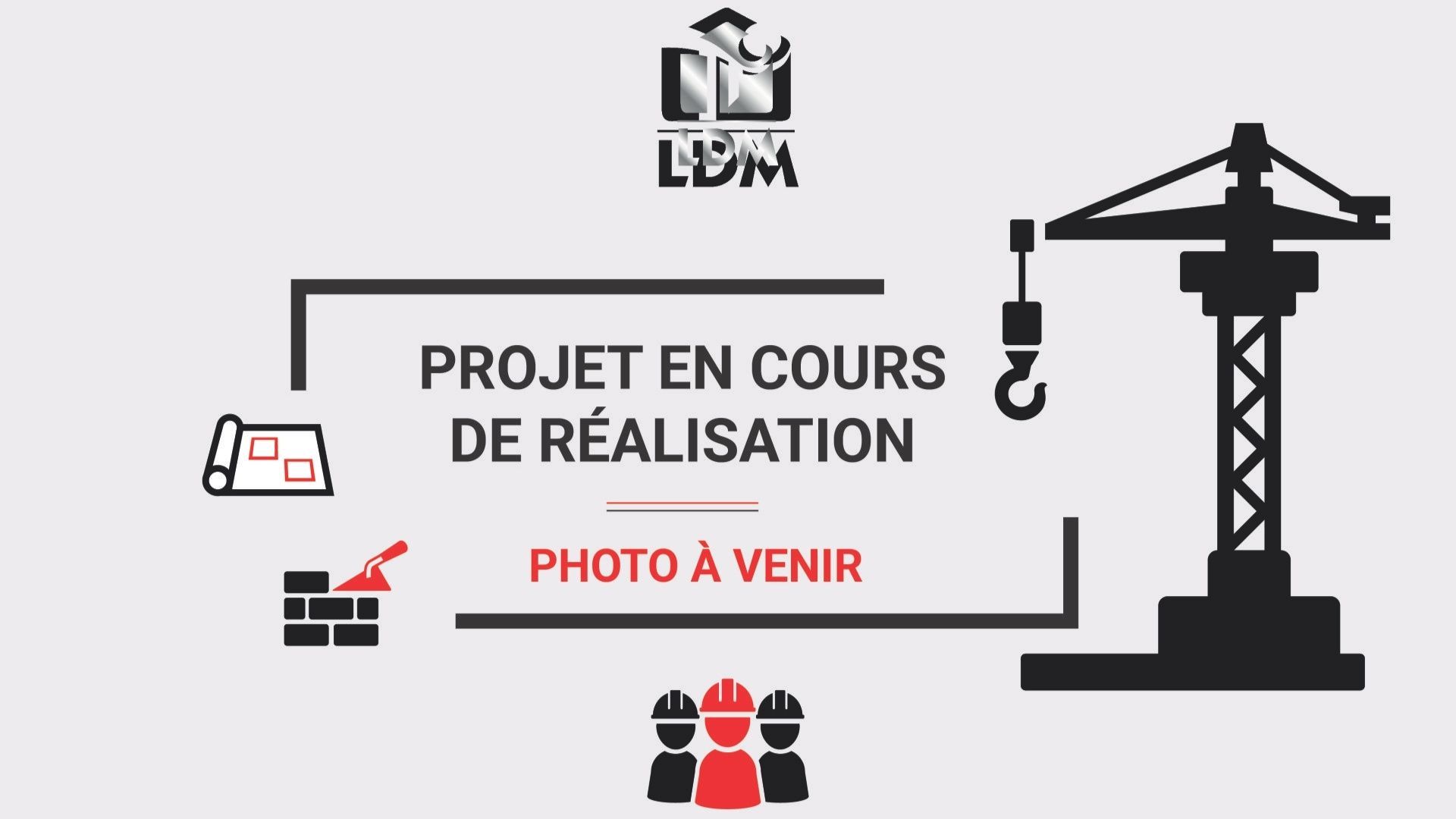 Projet de construction en cours : plans, maçonnerie, grue et ouvriers. Texte : « Projet en cours », « Photo à venir ».