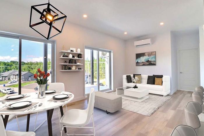 Un salon avec une table à manger et des chaises et un canapé.