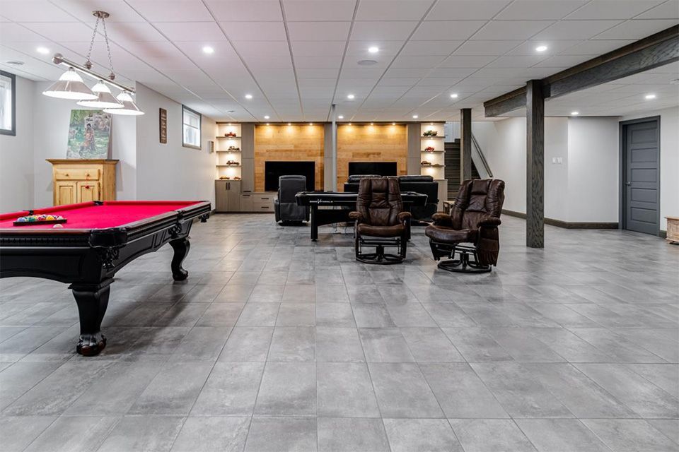 Il y a une table de billard au milieu de la pièce.