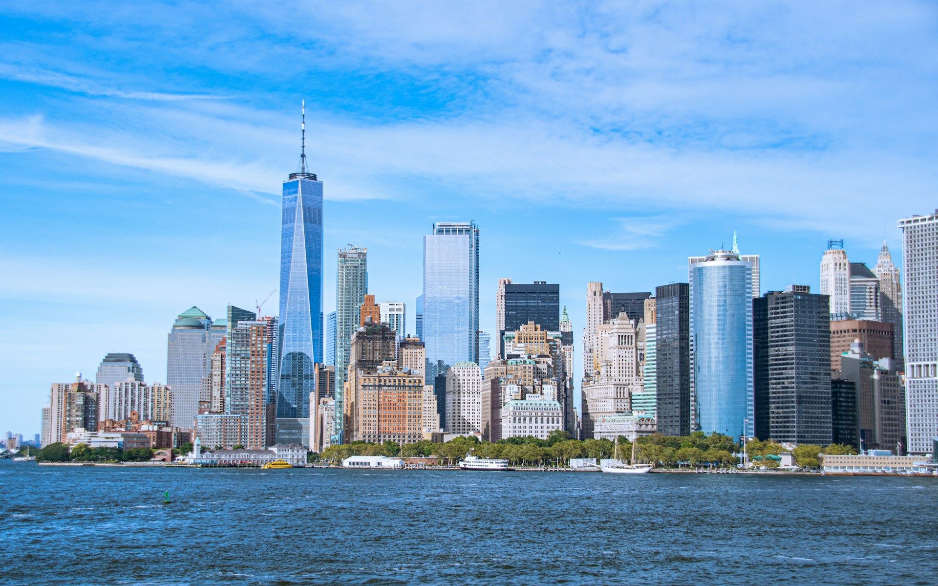 Utsikt over New Yorks skyline fra vannet.