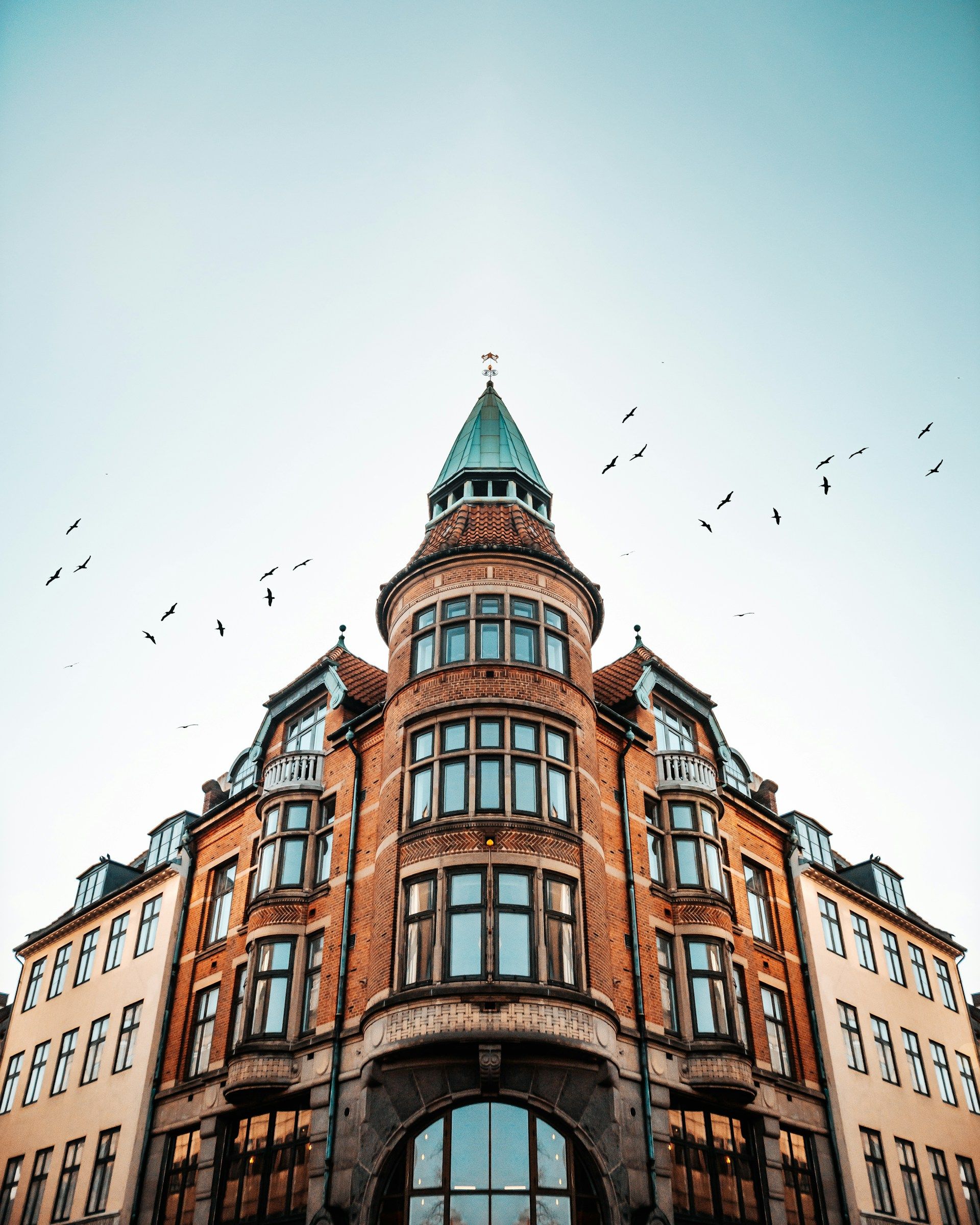 En stor murbygning med et tårn på toppen.