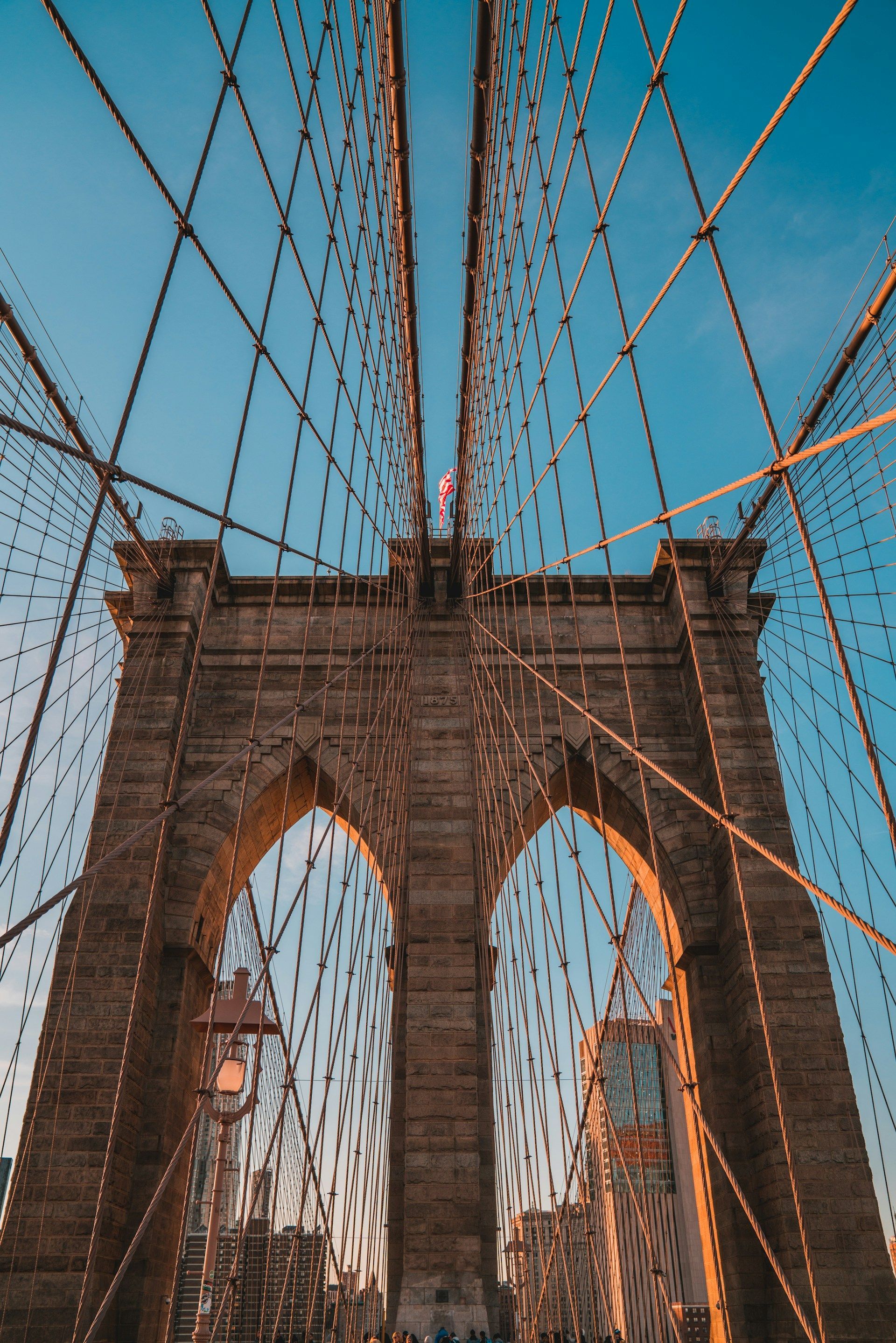 Ser opp på brooklyn bridge i new york city.
