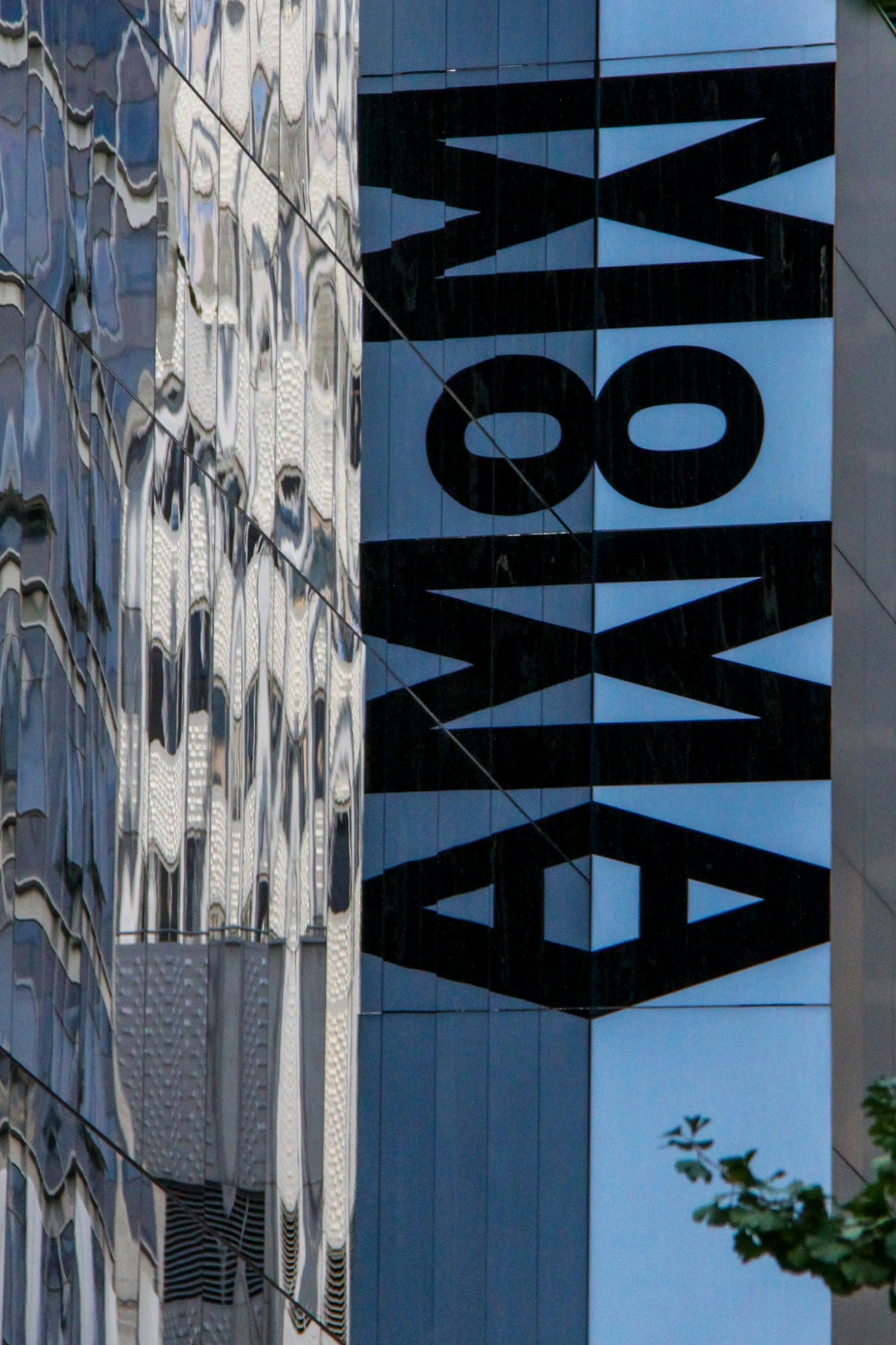 Et moma-skilt er på siden av en bygning