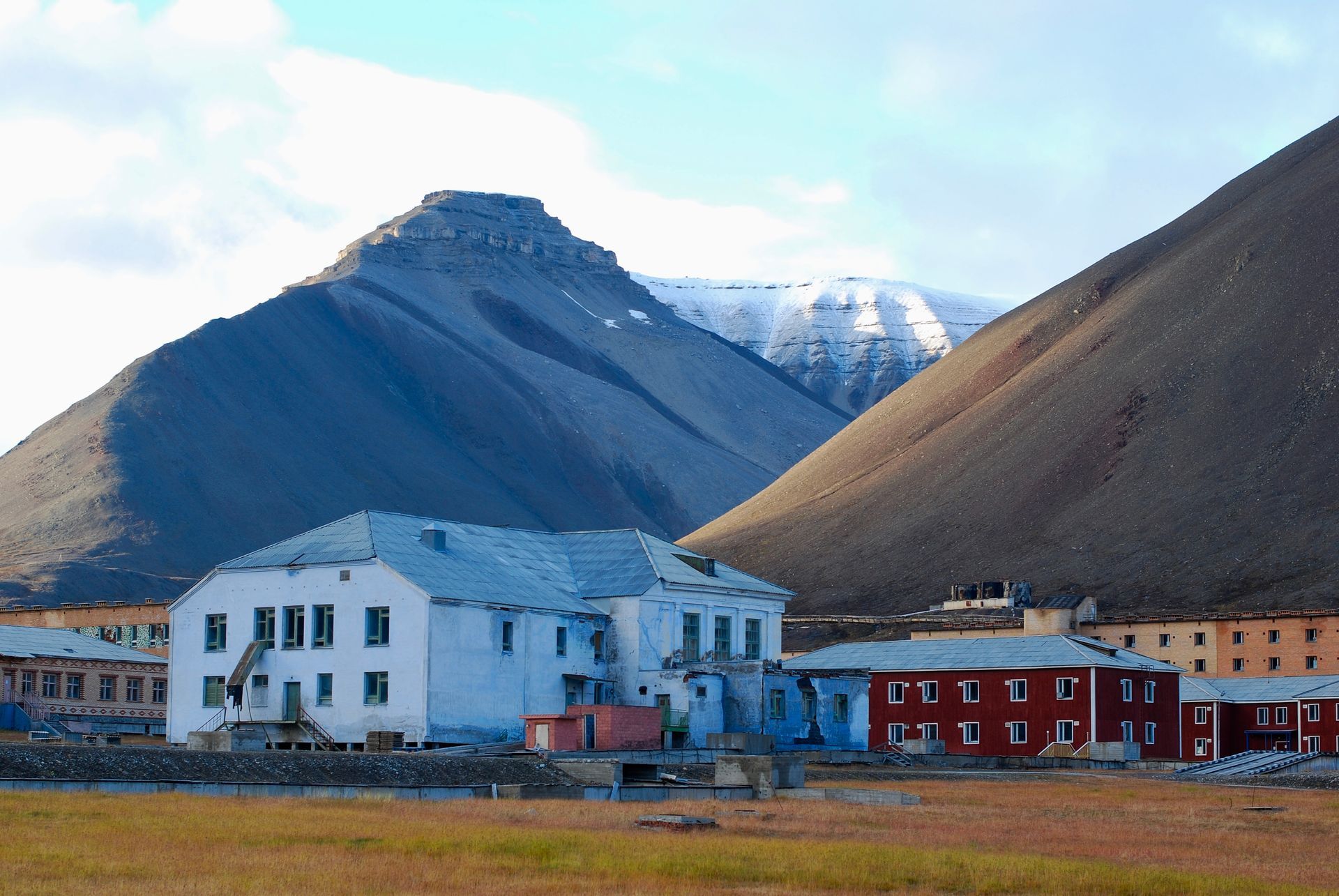 En liten by med et fjell i bakgrunnen