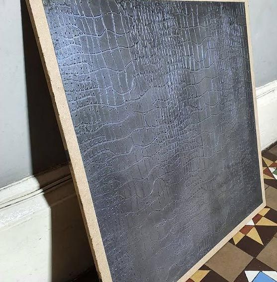 Board displaying leather effect venetian plastering