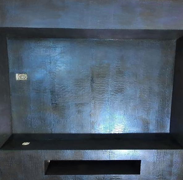 Dark and textured venetian plastering on wall