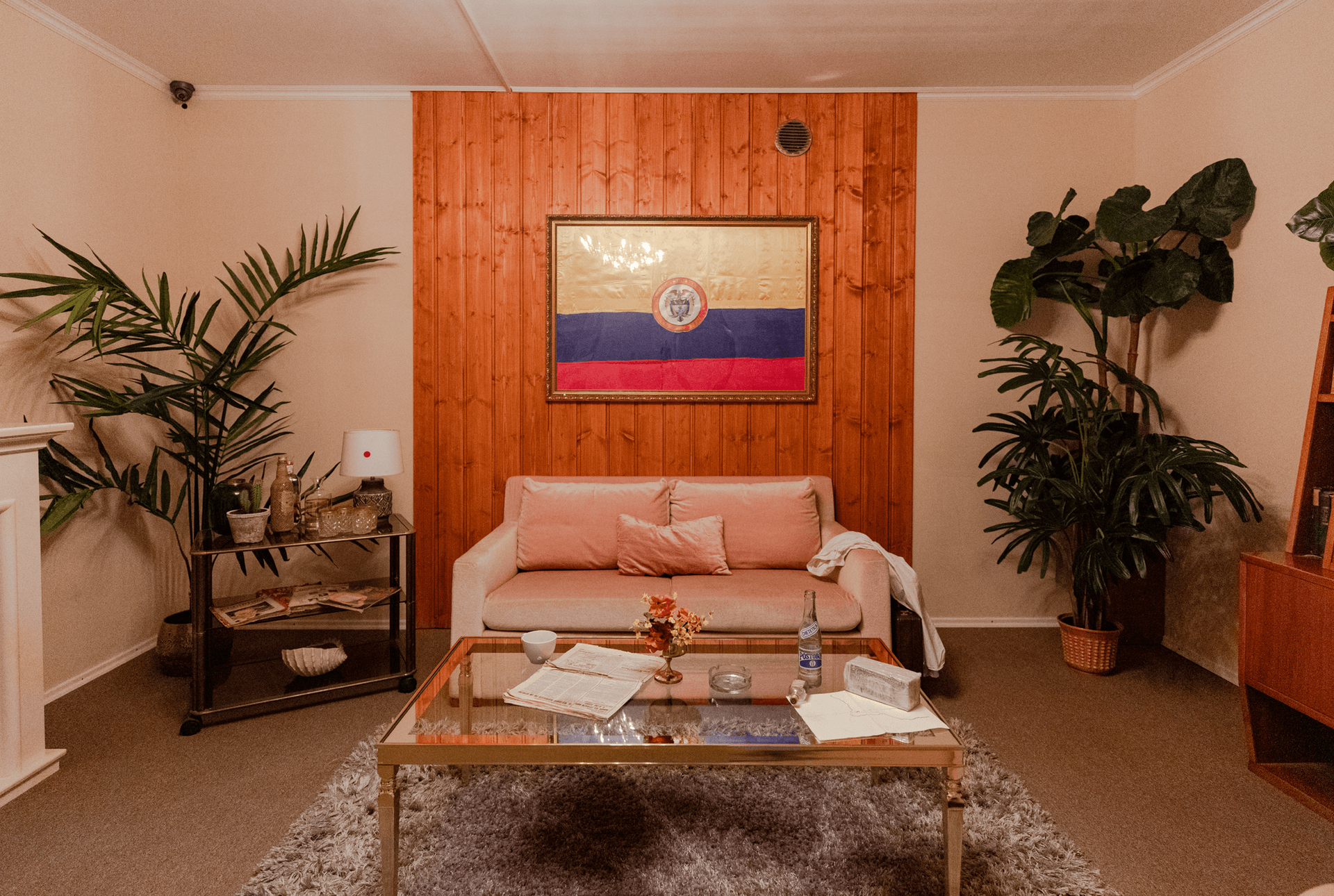 Ein Wohnzimmer mit einer Couch, einem Couchtisch und einem Gemälde an der Wand.