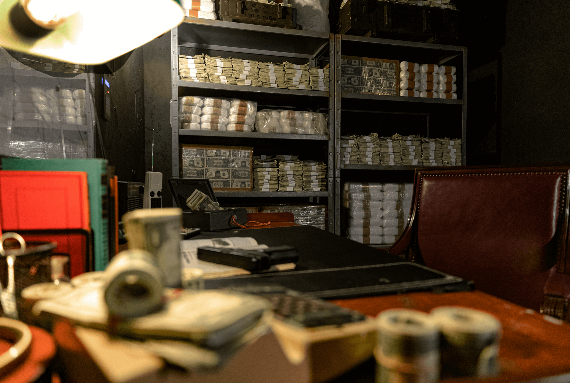Ein Zimmer mit einem Schreibtisch und Regalen voller Geld