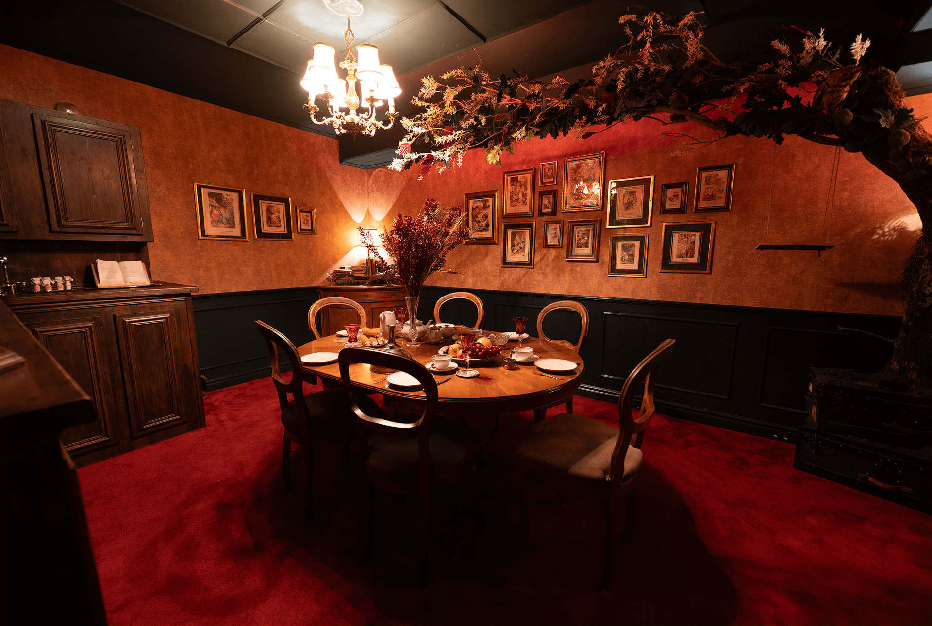 Ein Esszimmer mit einem runden Tisch und Stühlen und einem roten Teppich.