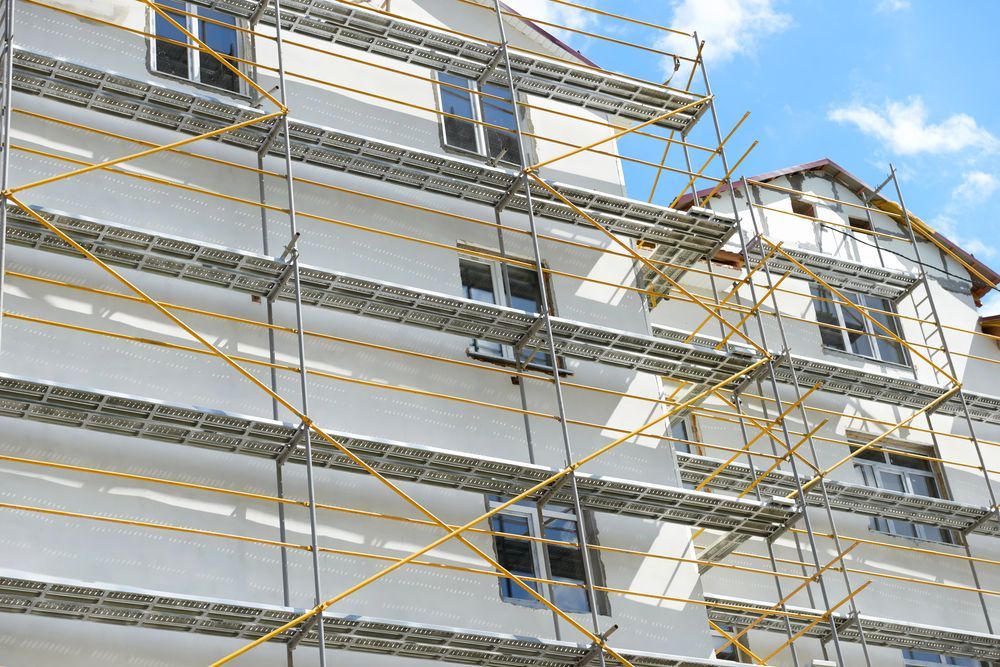 Facciata dell'edificio con impalcature durante i lavori di ristrutturazione esterna.