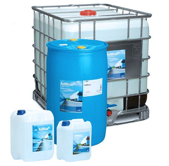 Blauwe chemische vaten en witte jerrycans voor een grote IBC-tank op een witte achtergrond.