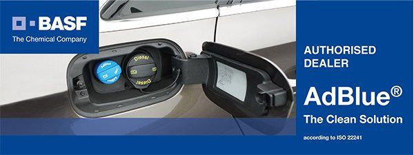 Promotieafbeelding van BASF AdBlue met een afbeelding van een tankdop en productlogo op een blauwe achtergrond.