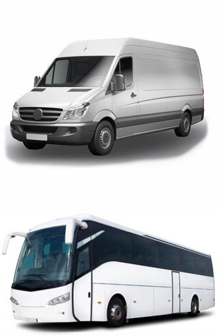 Zilverkleurige bestelbus boven een witte touringcar op een effen achtergrond.