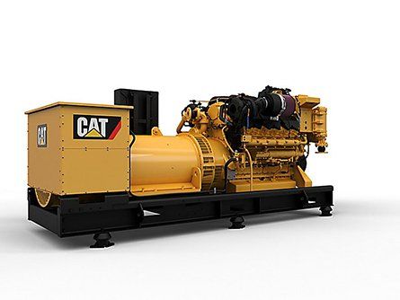 Gele CAT industriële generator op een zwart frame, geïsoleerd op een witte achtergrond.
