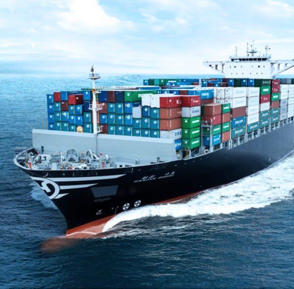 Containerschip volgeladen met kleurrijke vrachtcontainers vaart over de open zee.