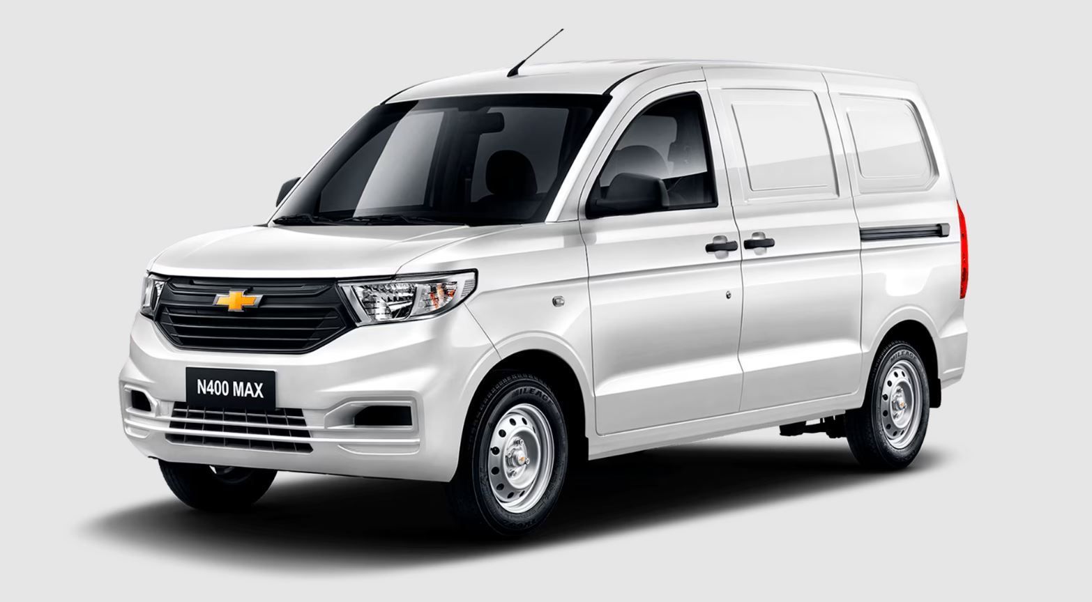 Camioneta de carga Chevrolet N400 Max, color blanco, estacionada.
