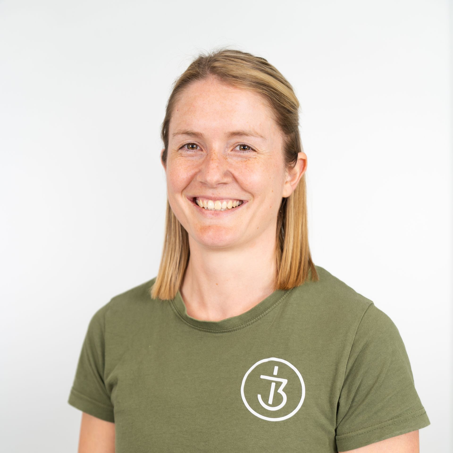 Eine Frau, die ein grünes Shirt mit dem Therapie3 Logo darauf trägt