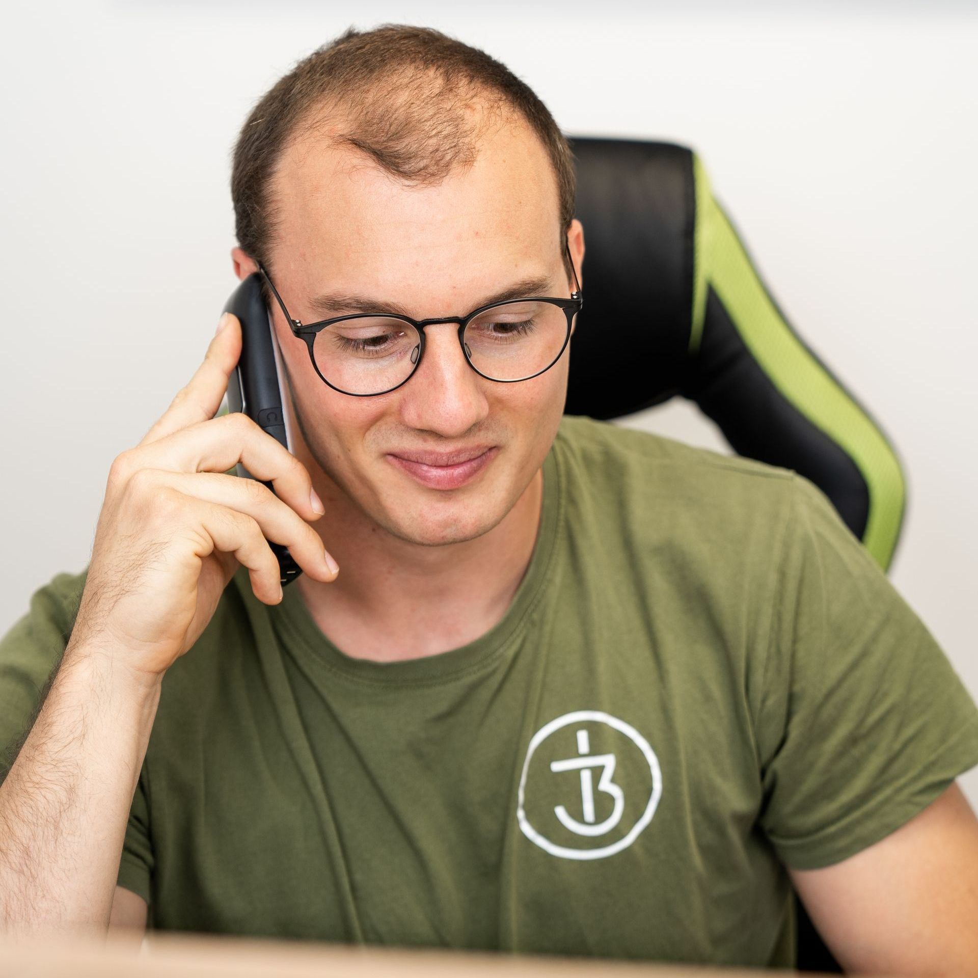 Ein Mann mit Brille telefoniert mit einem Mobiltelefon