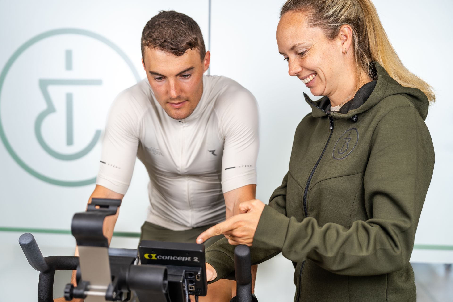 Ein Mann und eine Frau stehen nebeneinander an einem Bike.
