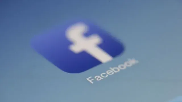 the Facebook app icon