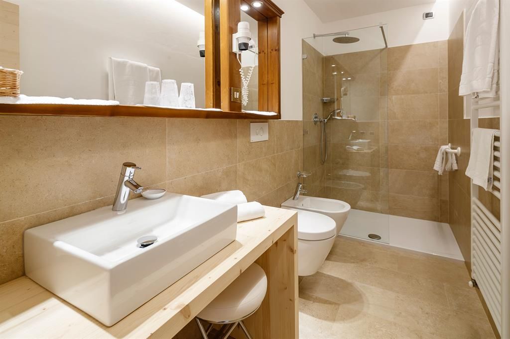 Ein Badezimmer mit Waschbecken, Toilette und Dusche.