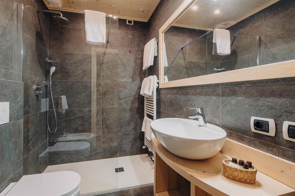 Ein Badezimmer mit Waschbecken, Toilette und Dusche.