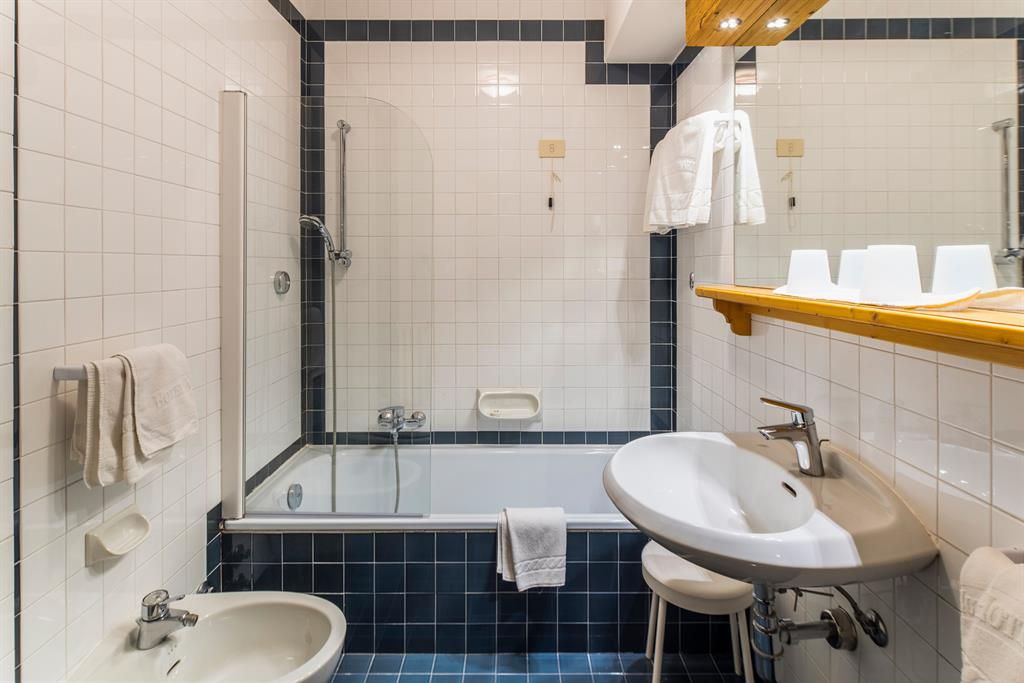 Ein Badezimmer mit Waschbecken, Badewanne und Spiegel.