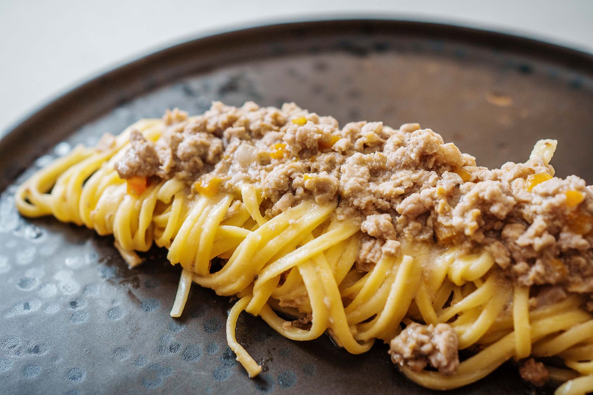 Eine Nahaufnahme eines Tellers Spaghetti mit Fleischsoße.