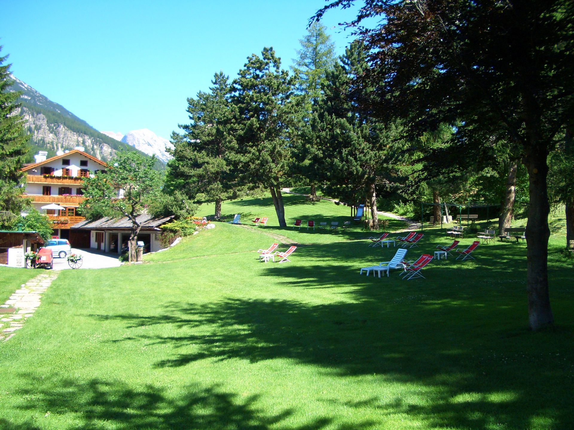 Il giardino privato con alberi e sedie in primo piano