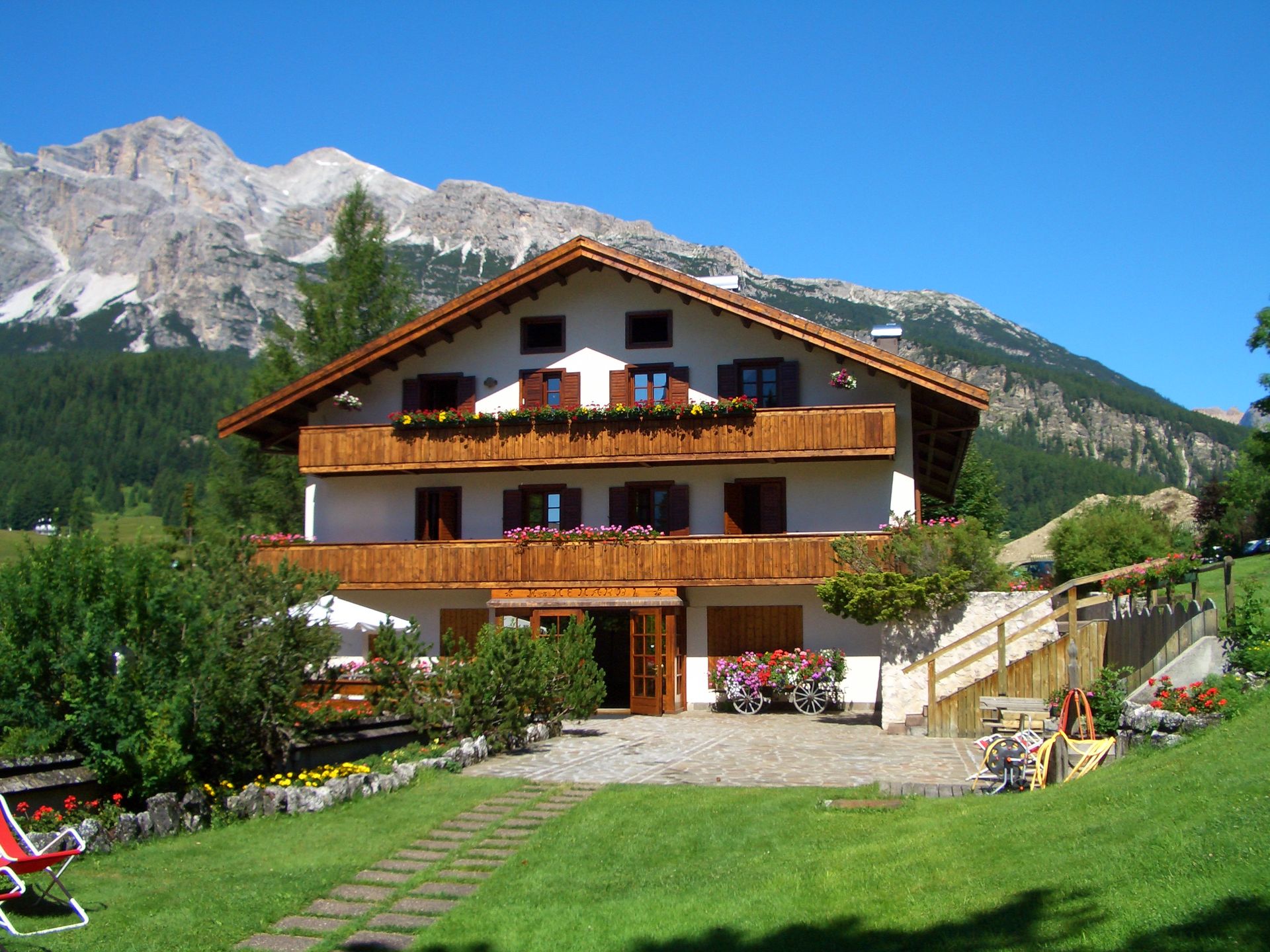 Hotel Menardi con una montagna sullo sfondo
