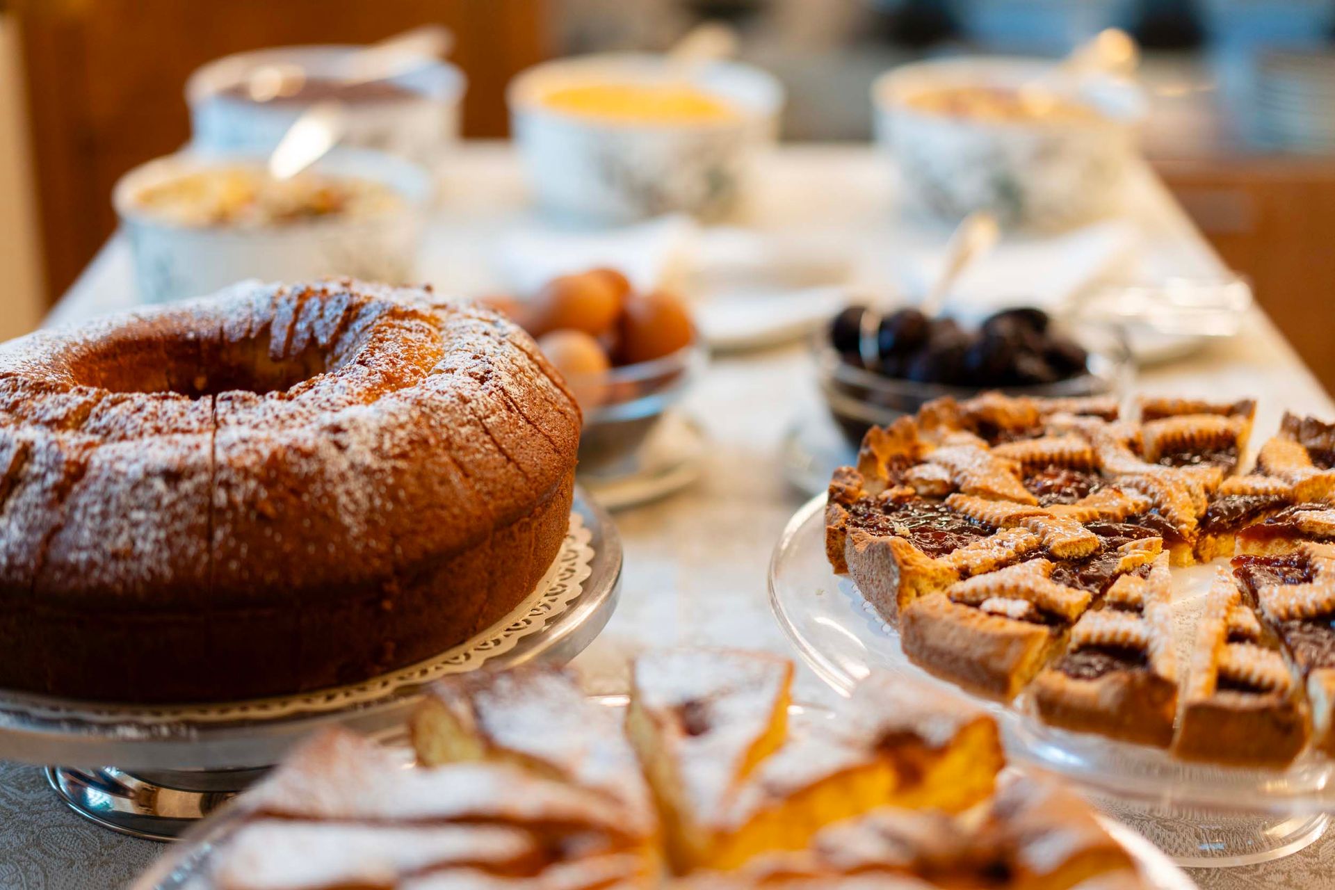 Auf dem Tisch stehen viele verschiedene Dessertsorten.