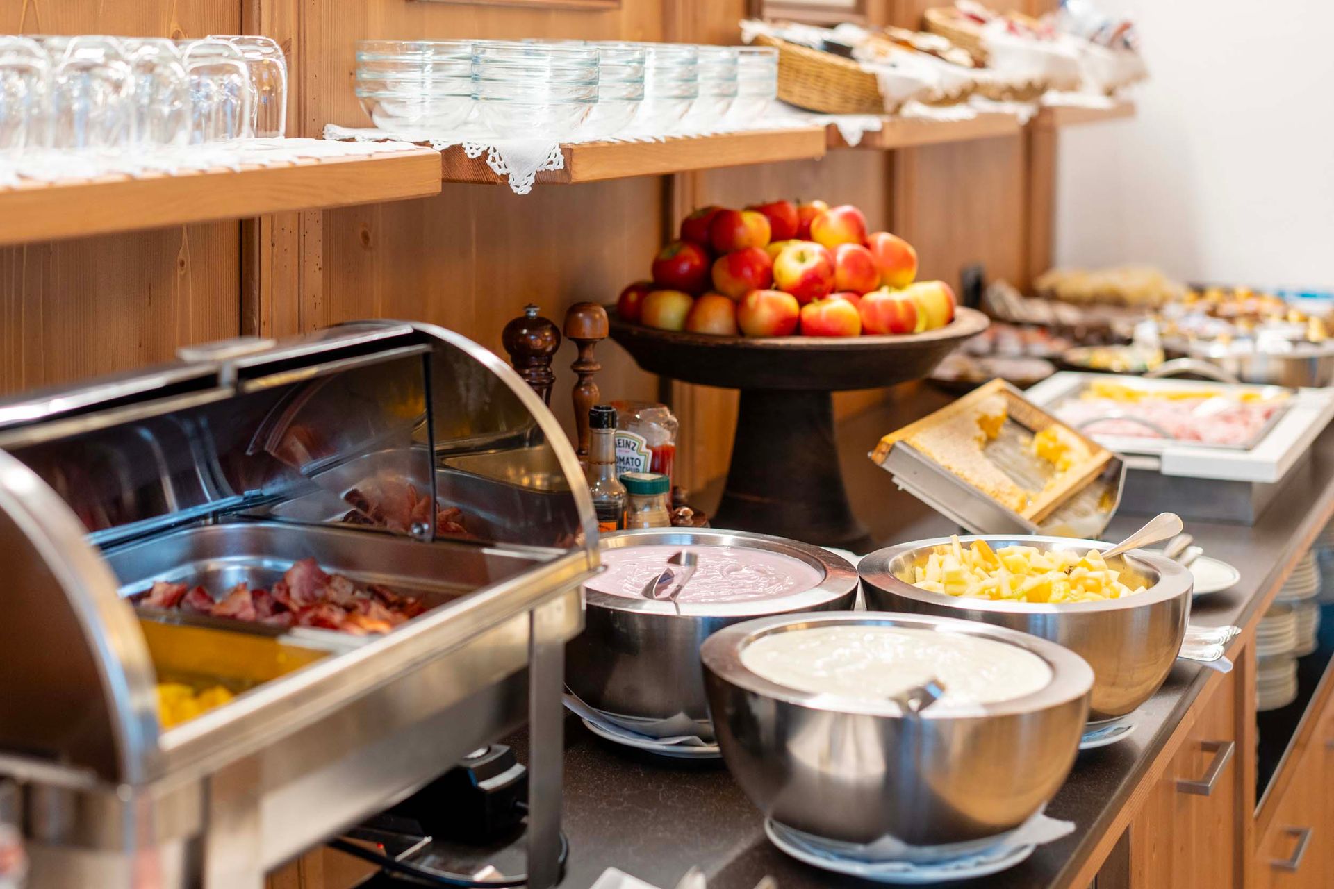 Ein Buffet-Tisch mit einer Auswahl an Speisen.