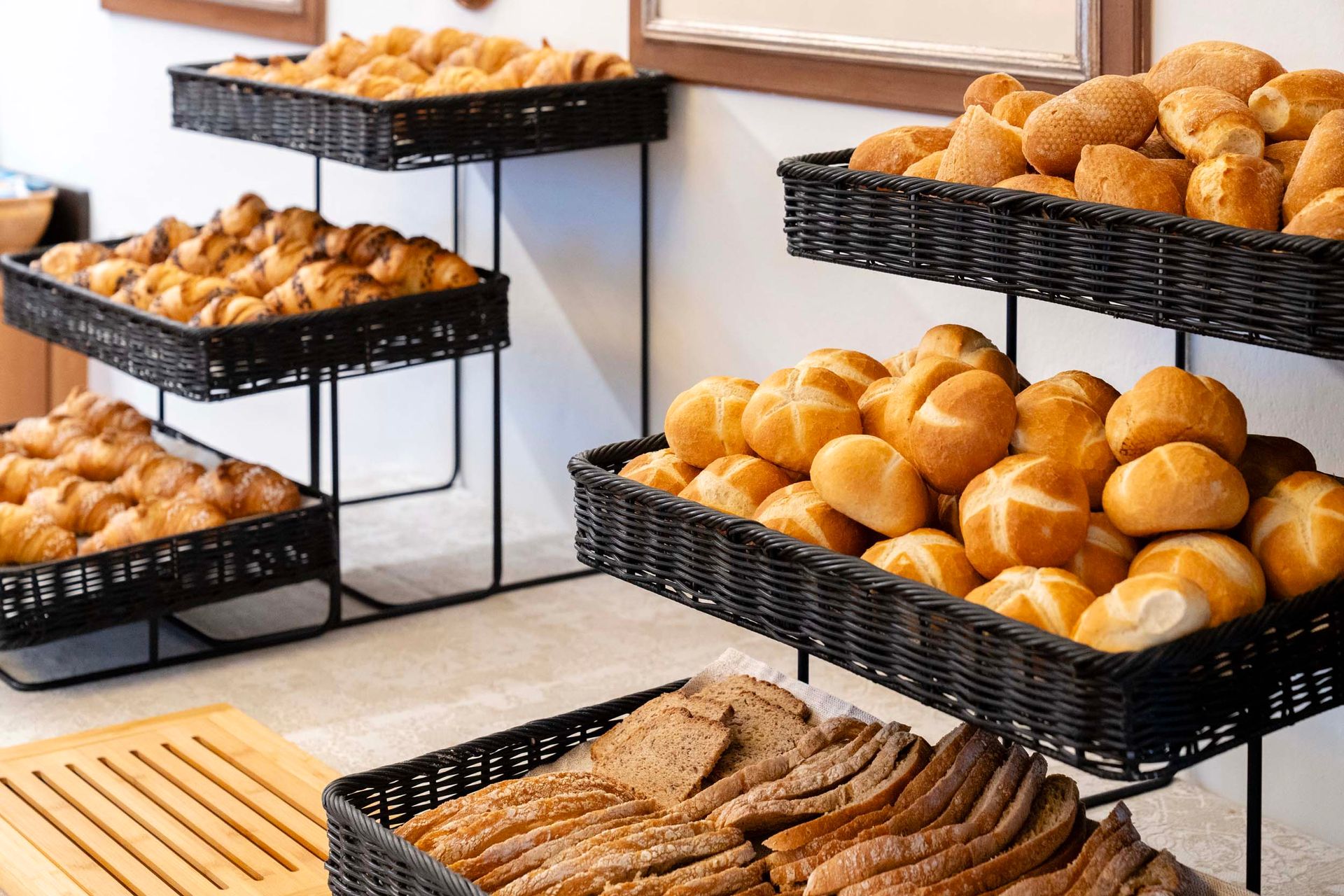 In einer Bäckerei werden viele verschiedene Brotsorten ausgestellt.