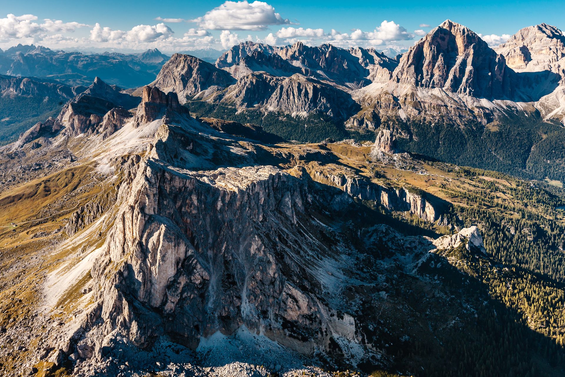 Eine Luftaufnahme einer Bergkette an einem sonnigen Tag