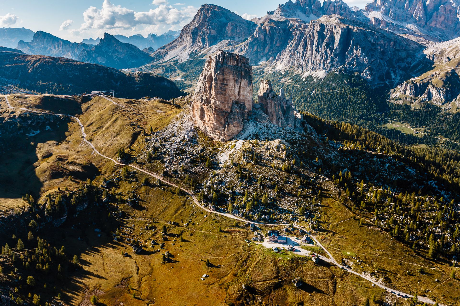 Eine Luftaufnahme einer Bergkette mit einer Straße, die hindurchführt.