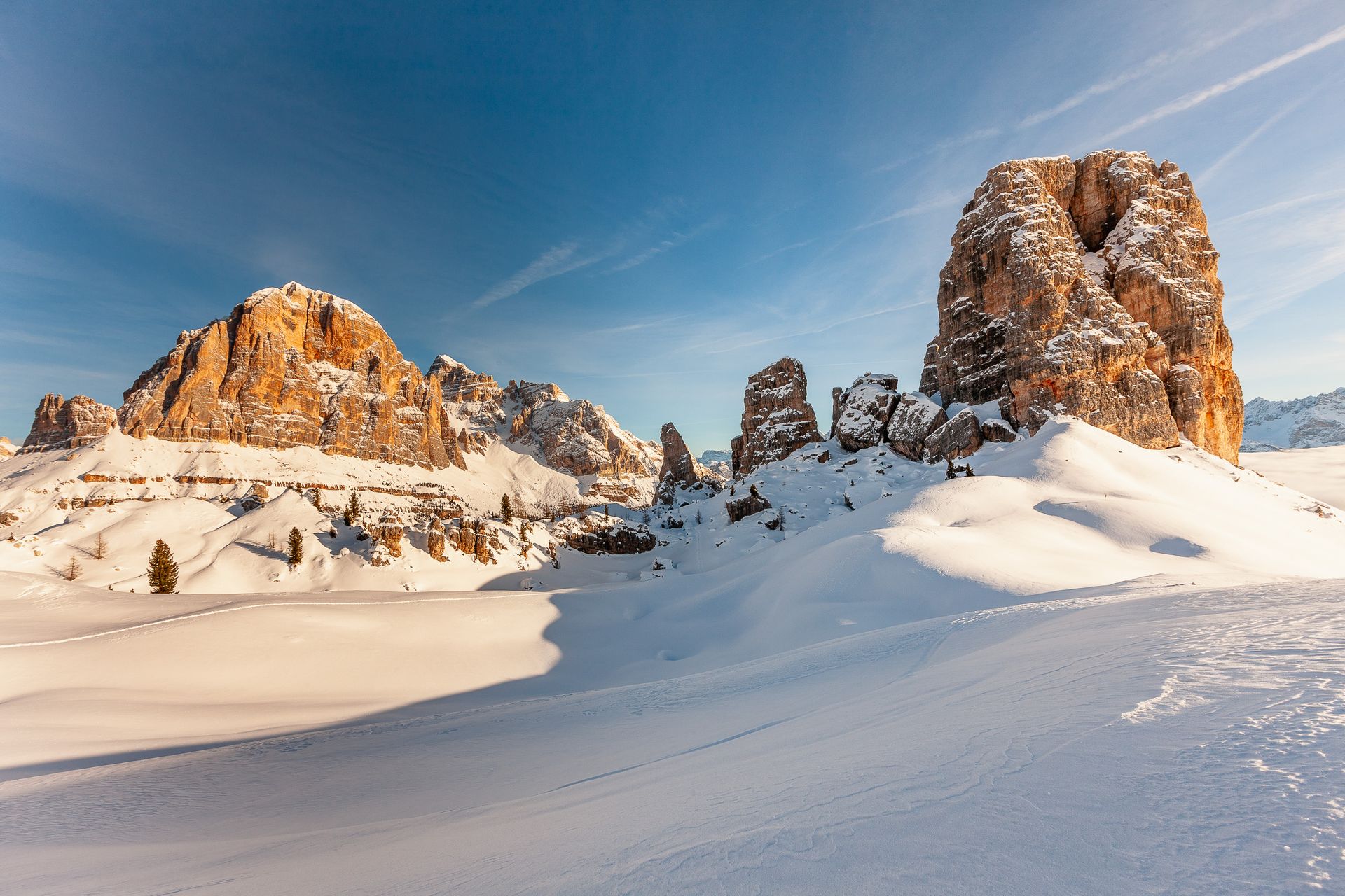 Eine verschneite Landschaft mit schneebedeckten Bergen und Felsen