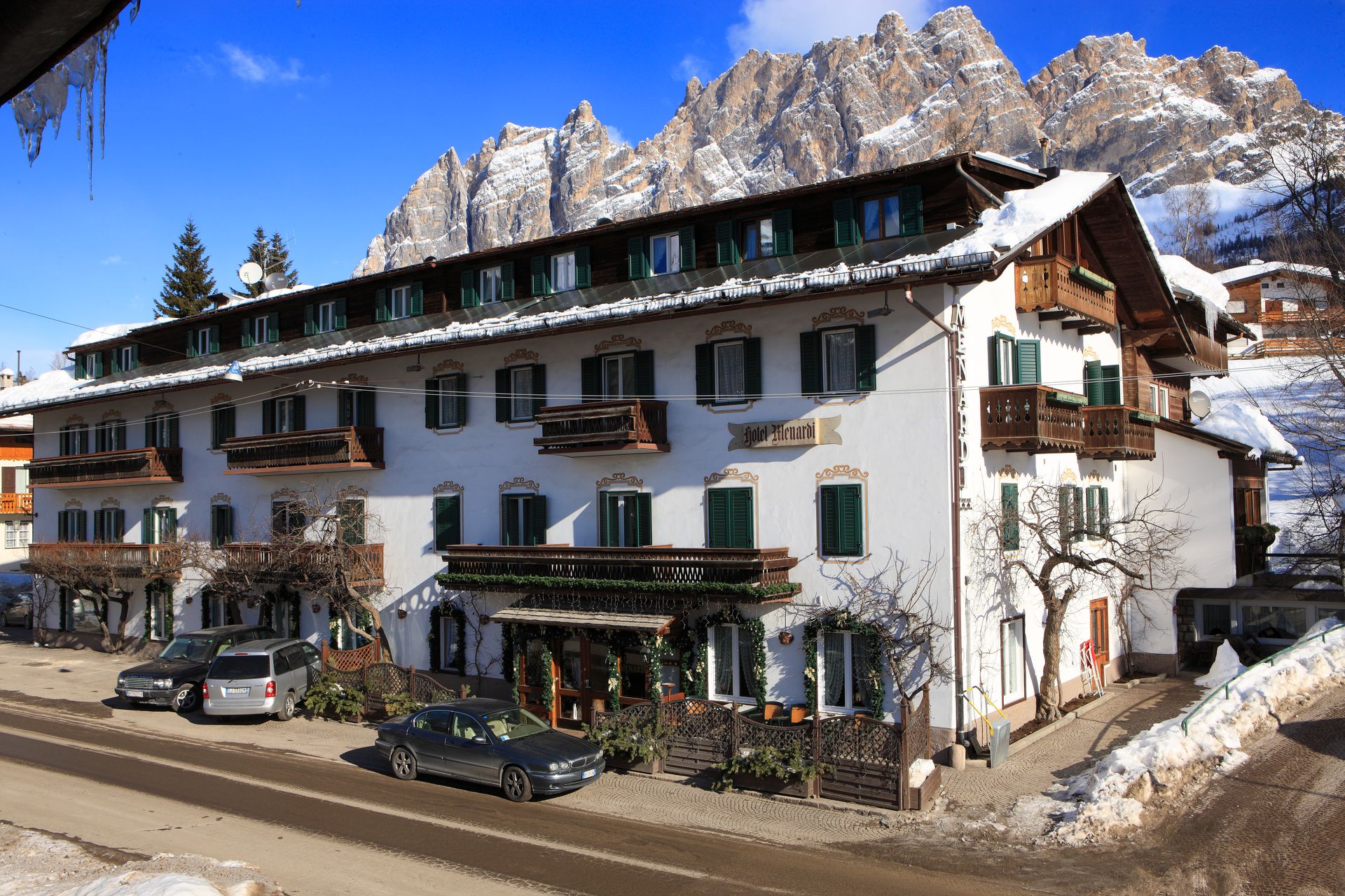 Hotel Menardi mit einem Berg im Hintergrund