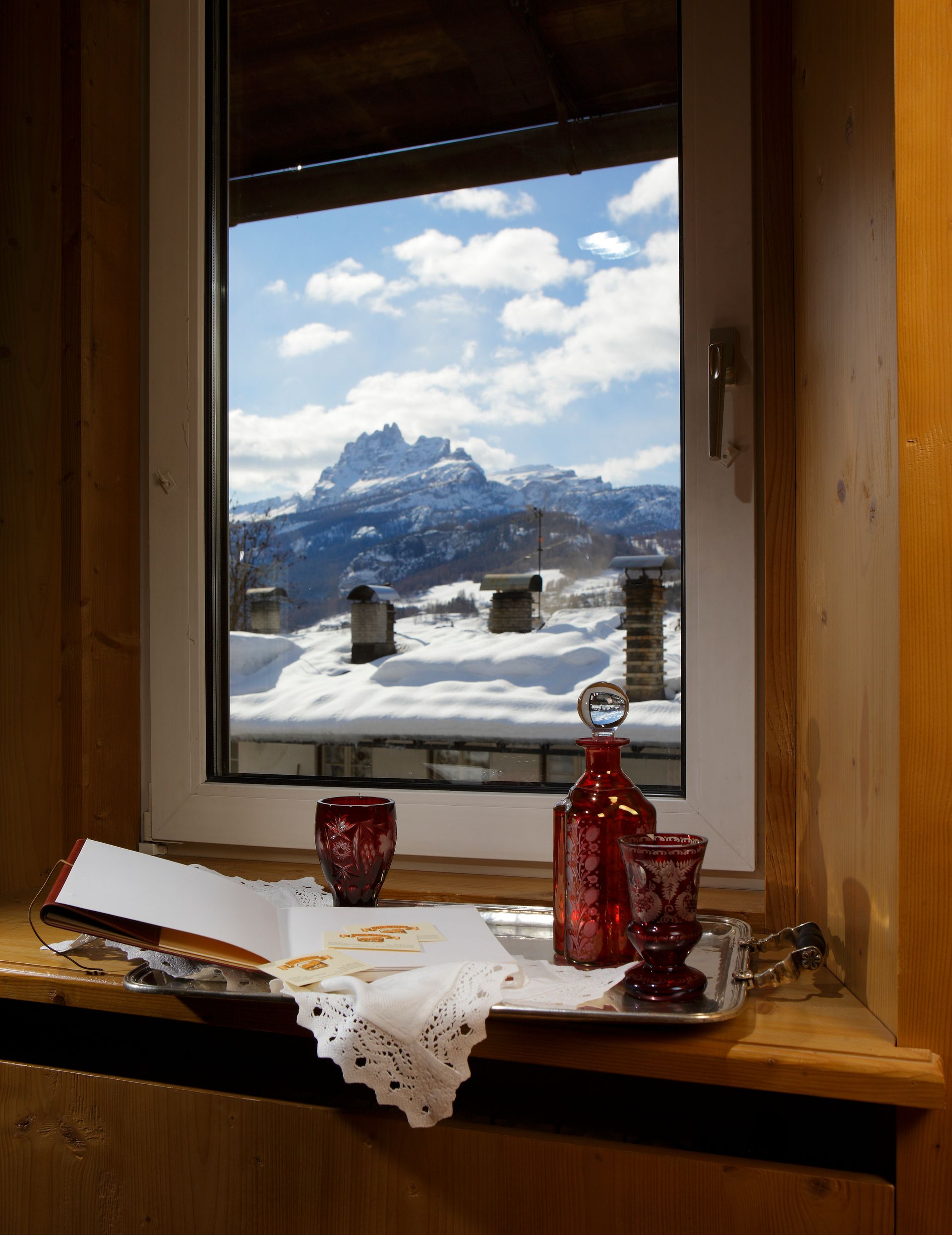 Ein Fenster mit Blick auf einen schneebedeckten Berg