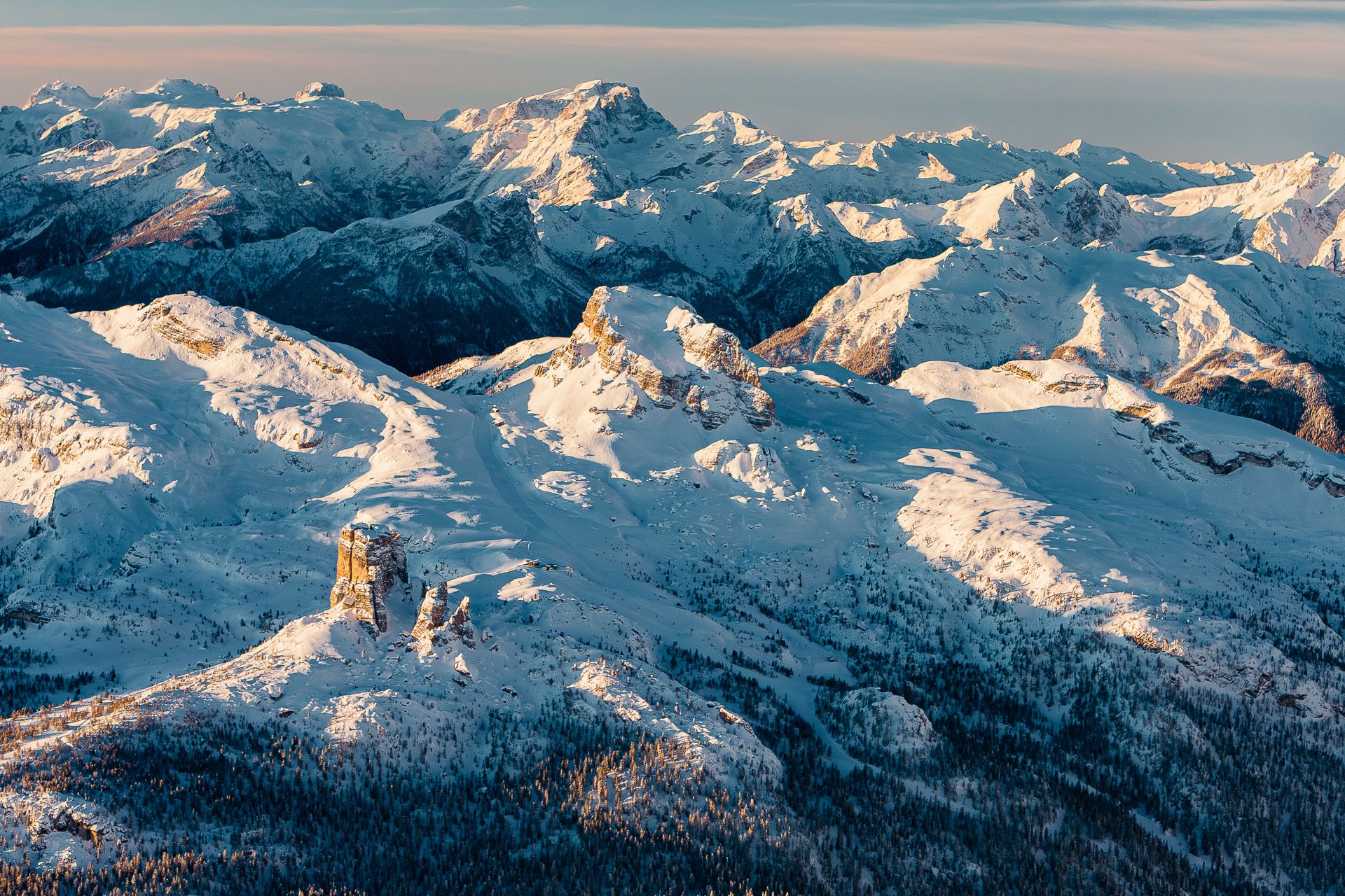 Eine Luftaufnahme einer schneebedeckten Bergkette